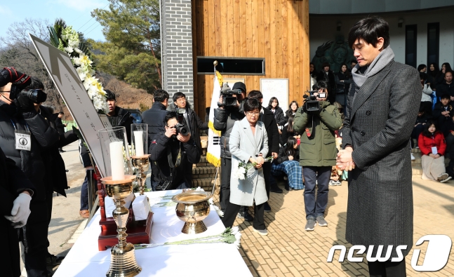 배우 유지태가 묵념을 하고 있습니다