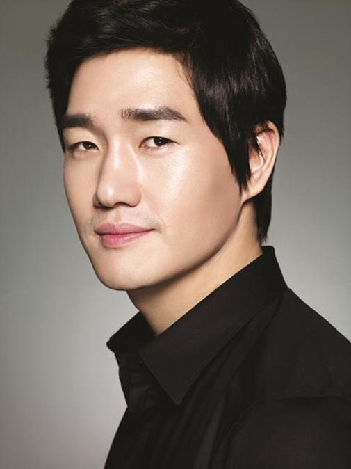 배우 유지대가 정면을 바라보고 있다